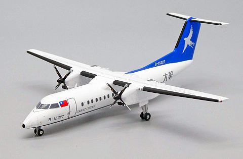 Модель самолета Bombardier Dash 8 Q300 Модель самолета Bombardier Dash 8 Q300