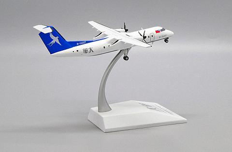 Модель самолета Bombardier Dash 8 Q300 Модель самолета Bombardier Dash 8 Q300