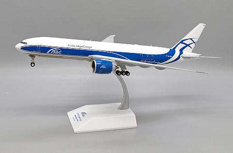 Модель самолета Boeing 777F (с открытыми люками) Модель самолета Boeing 777F (с открытыми люками)