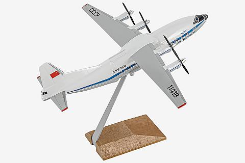 Готовая модель самолета Ан-12 в масштабе 1:100