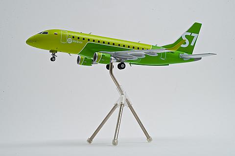 Модель самолета  Embraer 170