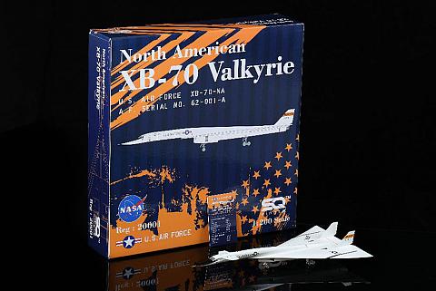 Модель самолета North American XB-70 Valkyrie Модель самолета North American XB-70 Valkyrie