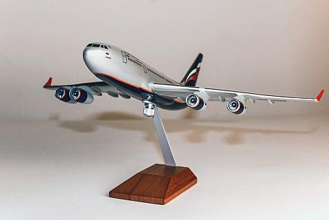 Модель самолета Ил-96 Аэрофлота в масштабе 1:200