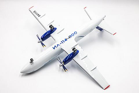 Модель самолета Ильюшин Ил-114-300 (с шасси) Модель самолета Ильюшин Ил-114-300 (с шасси)