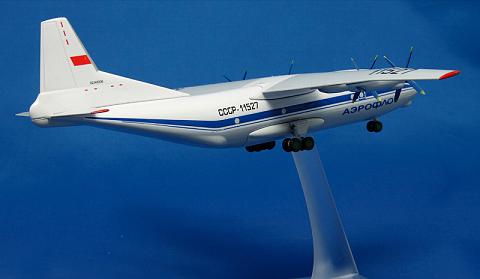 Коллекционная модель самолета Ан-12 фирмы Herpa