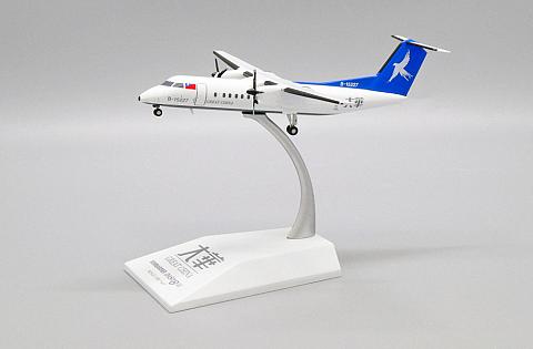 Модель самолета Bombardier Dash 8 Q300 Модель самолета Bombardier Dash 8 Q300