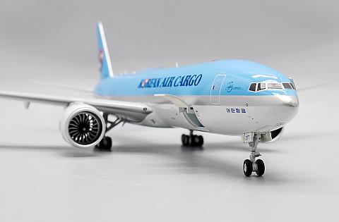 Модель самолета Boeing 777F (с открытыми люками) Модель самолета Boeing 777F (с открытыми люками)