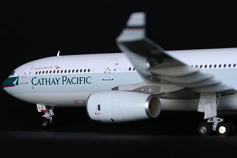 Готовая модель самолета Airbus A330-300 авиакомпании Cathay Pacific в масштабе 1:200 Готовая модель самолета Airbus A330-300 авиакомпании Cathay Pacific в масштабе 1:200