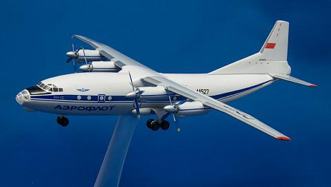 Готовая модель самолета Ан-12 фирмы Херпа