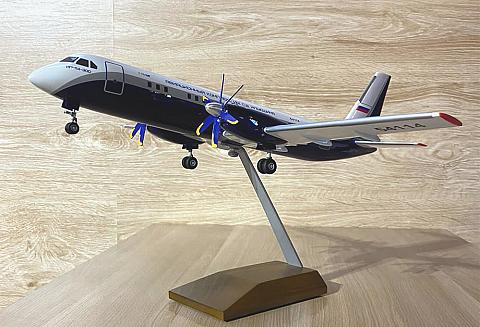 Модель самолета Ил-114-300 в масштабе 1:72