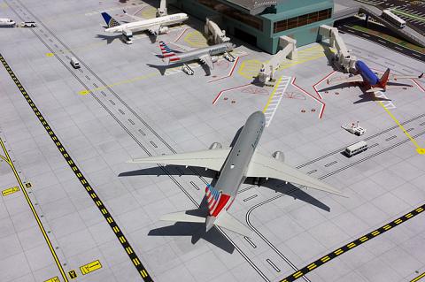 Модель самолета GeminiJets 1:400 Макет аэропорта (аэровокзал + летное поле)