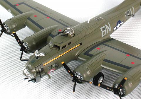 Коллекционная модель самолета Boeing B-17G Flying Fortress в масштабе 1:200 Коллекционная модель самолета Boeing B-17G Flying Fortress в масштабе 1:200