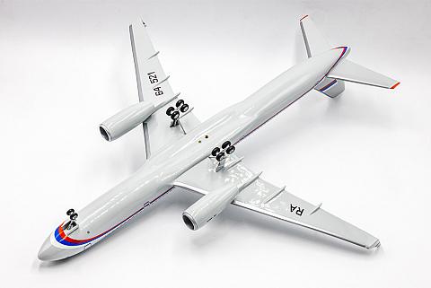 Модель самолета Туполев Ту-214 (с шасси) Модель самолета Туполев Ту-214 (с шасси)