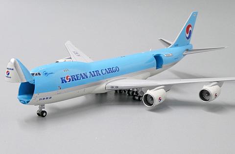 Модель самолета  Boeing 747-8F (открытые люки)