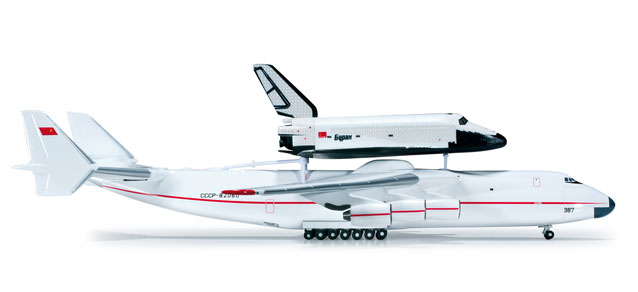 Коллекционная модель самолета Ан-225 "Мрия" и космического корабля "Буран"