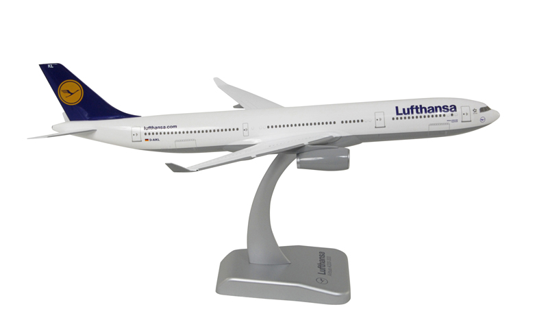 Готовая модель самолета Airbus A330-300 авиакомпании Lufthansa