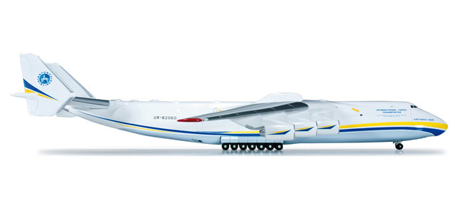 Коллекционная модель самолета Ан-225 "Мрия" в масштабе 1:400