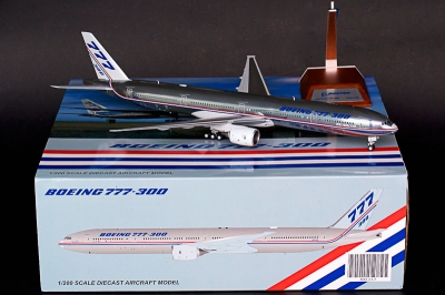Модель самолета Boeing 777-300 Модель самолета Boeing 777-300