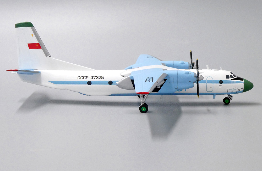 Модель самолета Ан-26 Аэрофлота в масштабе 1:200