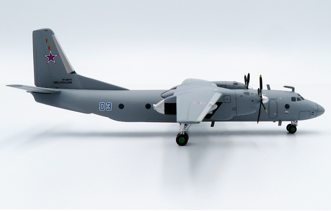 Коллекционная модель самолета Ан-26 из металла в масштабе 1:200