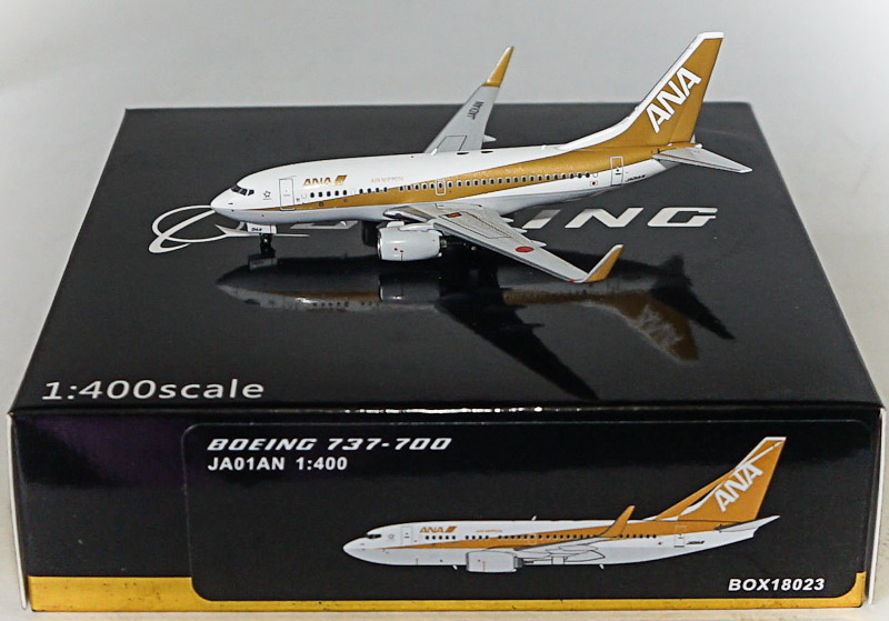 Модель самолета  Boeing 737-700 "Golden Jet"