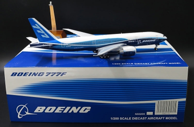 Модель самолета Boeing 777-200LR Модель самолета Boeing 777-200LR