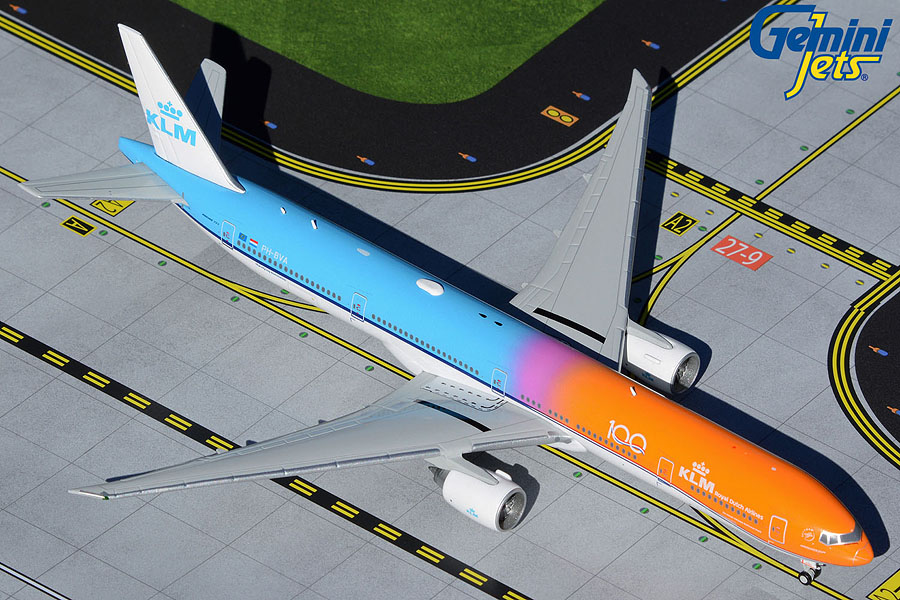 Модель самолета  Boeing 777-300ER "Orange Pride"