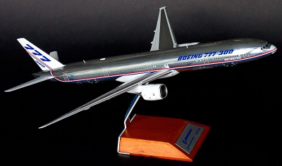 Модель самолета Boeing 777-300 Модель самолета Boeing 777-300